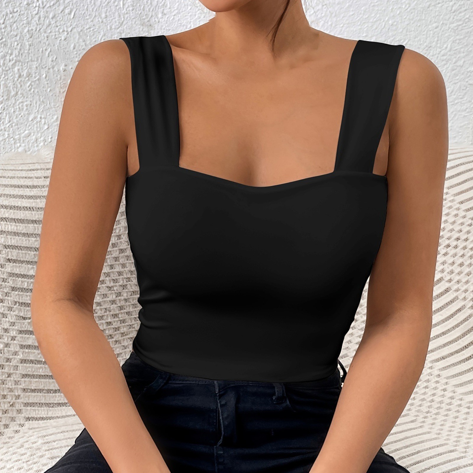 thumbnail image 2 of Camiseta sin mangas ajustada con tirantes anchos para mujer: camiseta sexy sin mangas de punto, mezcla de poliéster para el verano, 2 of 4